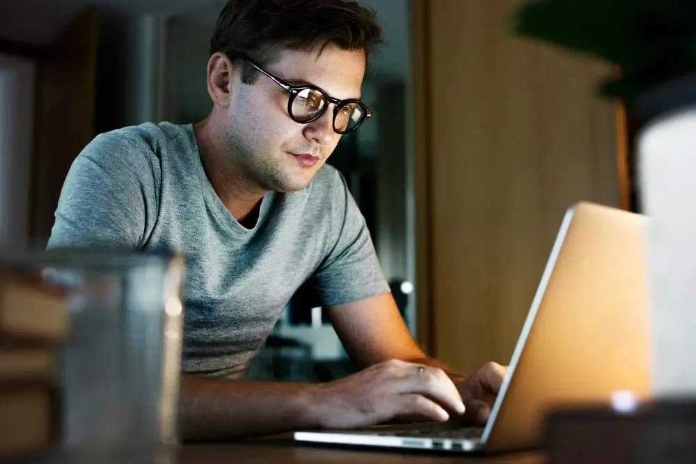 a male student reading Academic Vocabulary Lists on his laptop